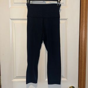 Lululemon, size 4, black with pattern align leggings cropped 21”no pilling